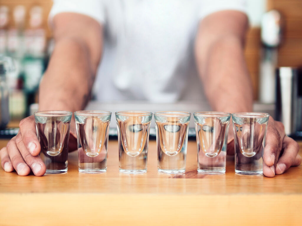 Como beber cachaça, bartender dispondo copos em linha