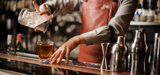 Mixologia, bartender finalizando drink com cachaça artesanal