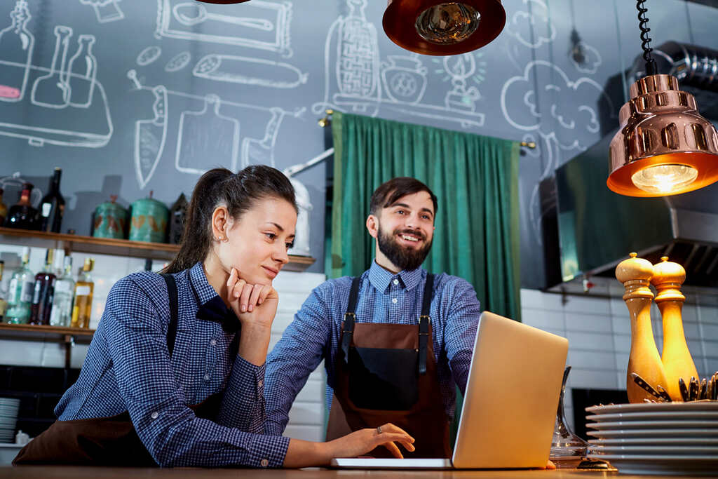 Barista lendo sobre os conceitos da mixologia