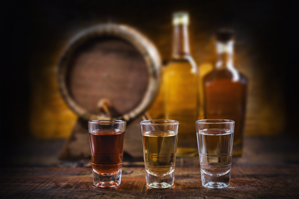 Copos com rum e cachaça, diferença entre rum e cachaça