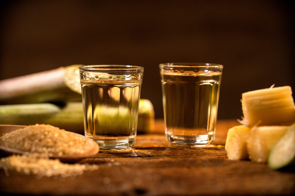 Dois copos com cachaça, melhores cachaças