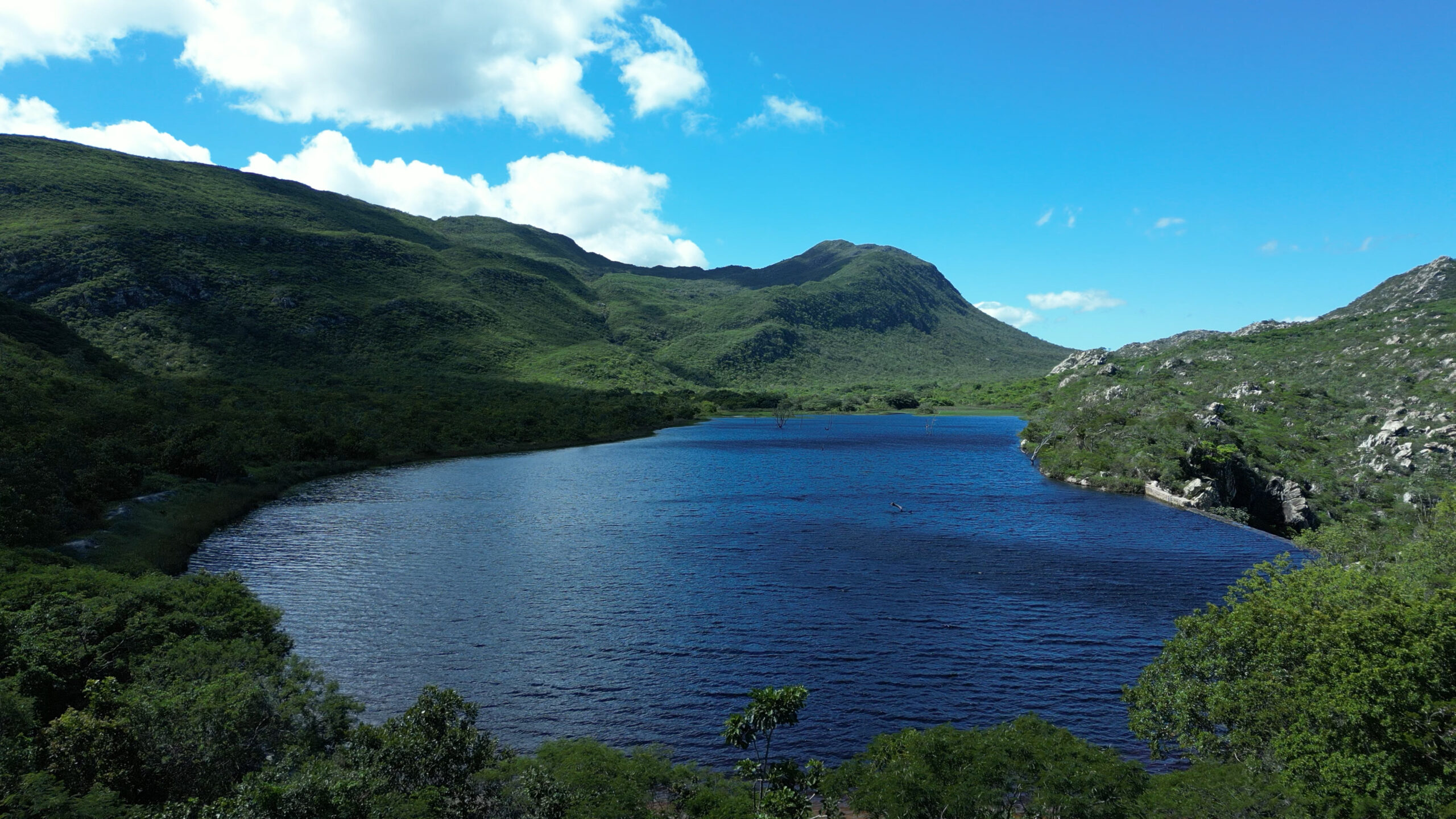 Nascente do Catolé na Serra Geral, paisagem de água e Cerrado ligada ao território geraizeiro.