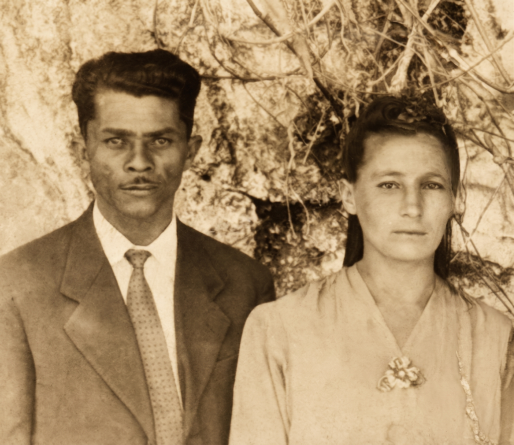 Retrato restaurado de José Narciso e Dona Geralda, pais homenageados pela cachaça Geraizêra.